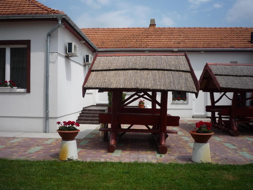 Morafeszek Vendeghaz Hotel Mórahalom Buitenkant foto